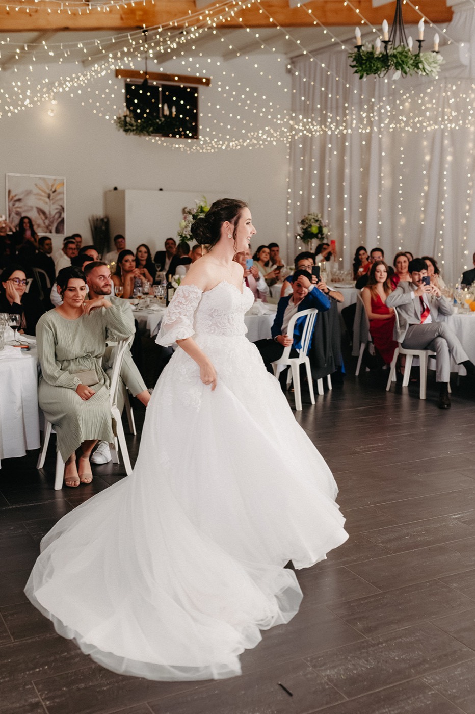 A Mariana a atravessar a pista de dança entre sorrisos
