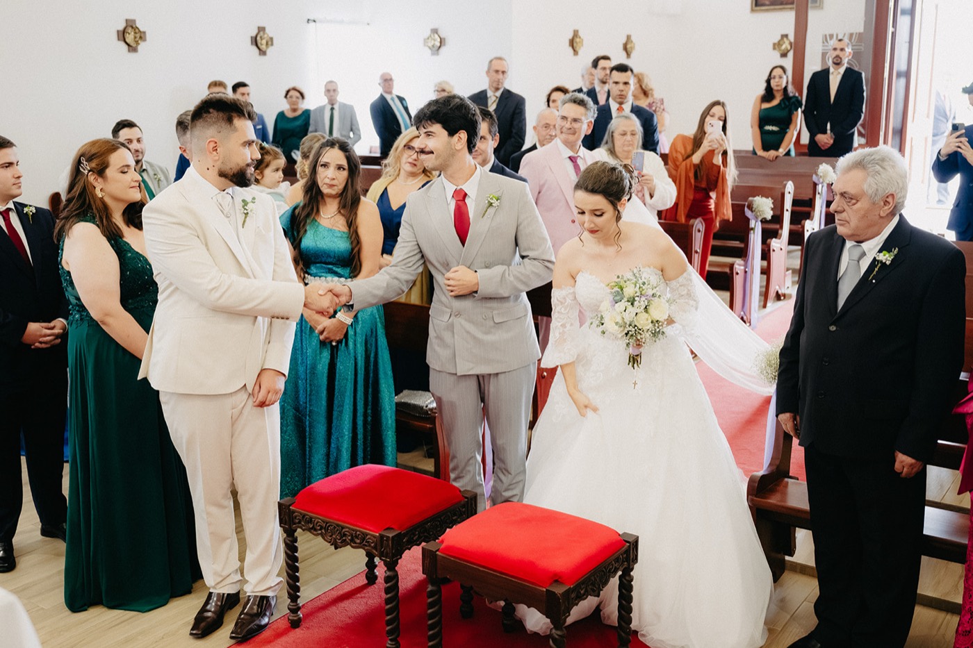 A Mariana a chegar ao altar acompanhada pelo irmão